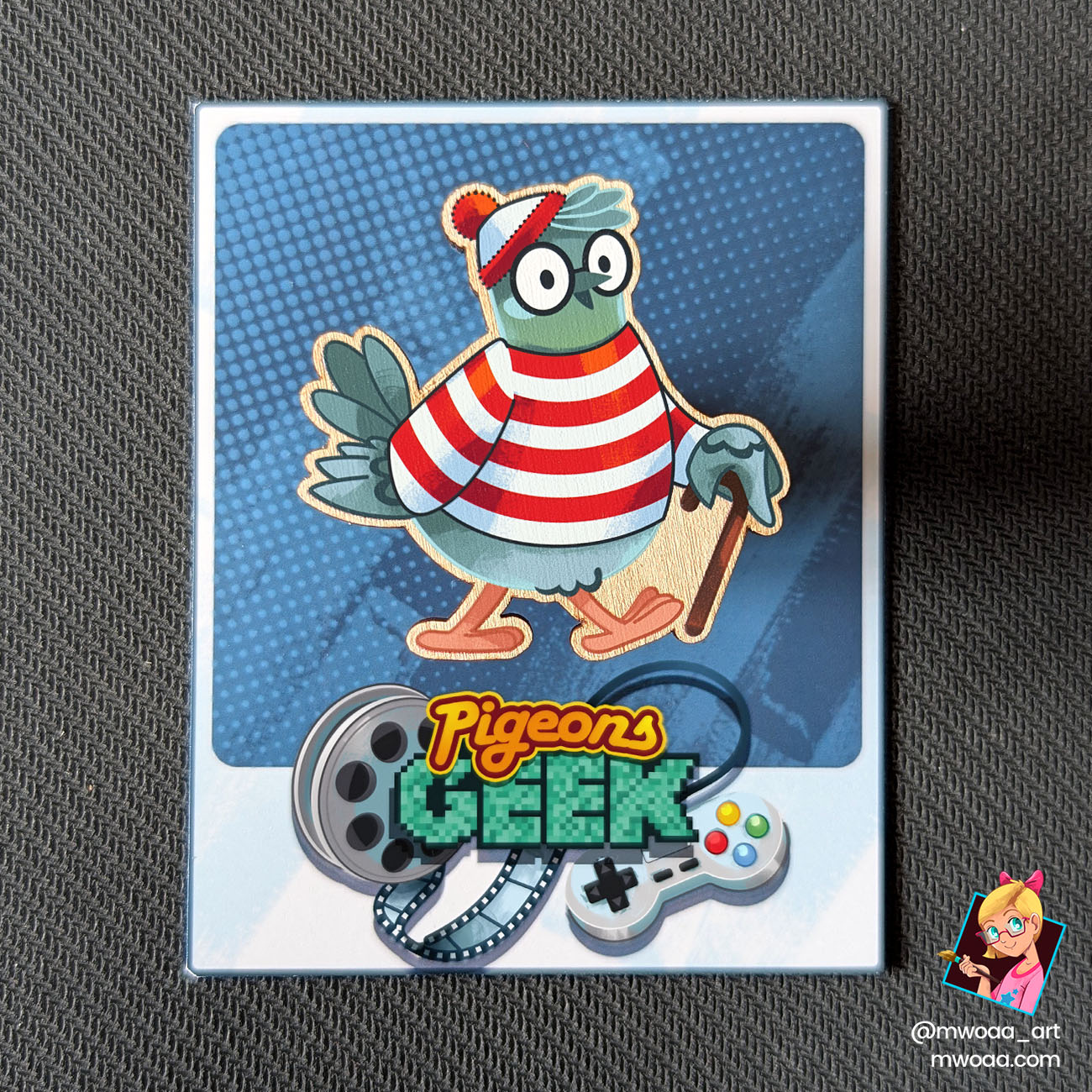 Geek Pigeons, Où est Charligeon ? | Pin's ou Magnet en bois