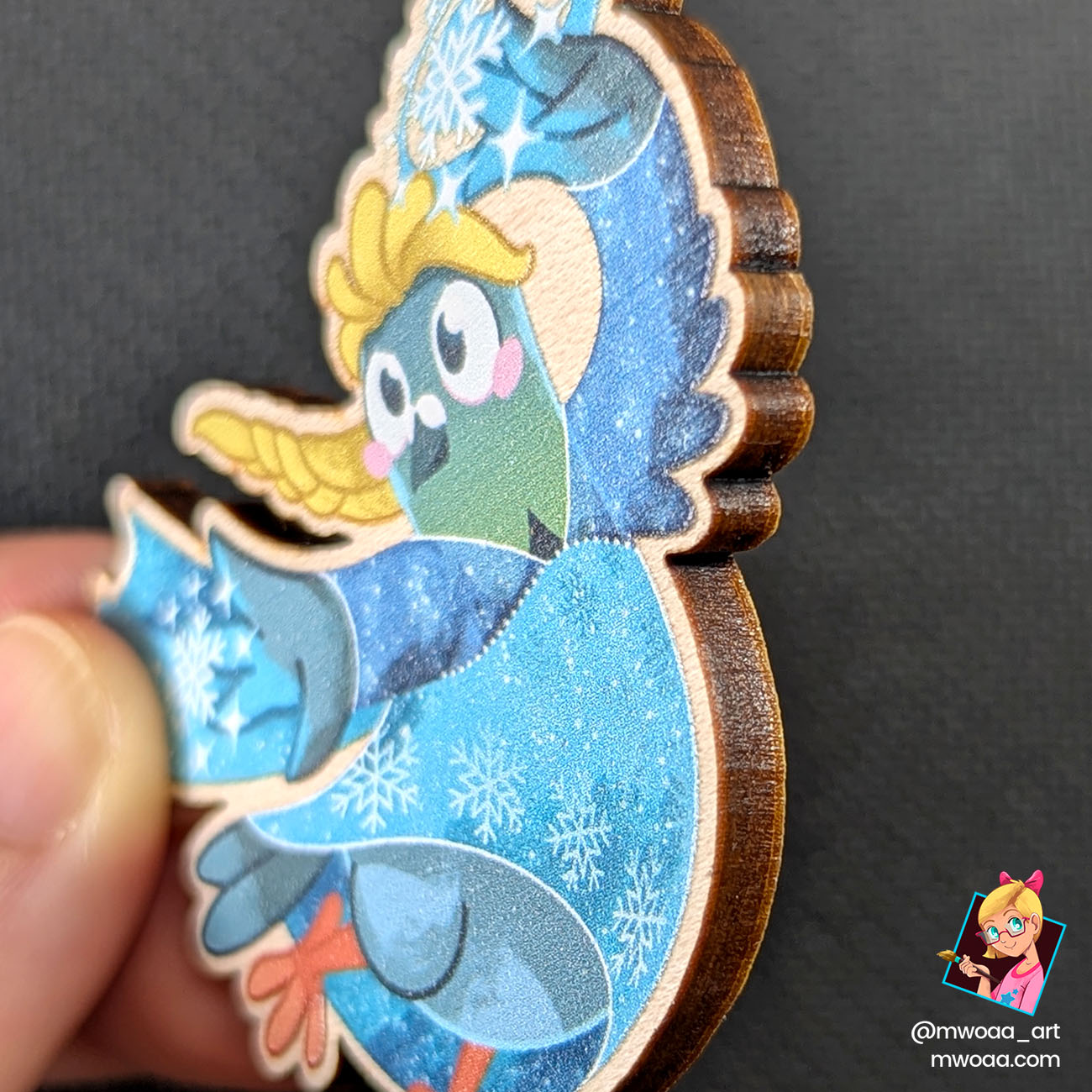 Geek Pigeons, La pigeonne des neiges | Pin's ou Magnet en bois – Image 3