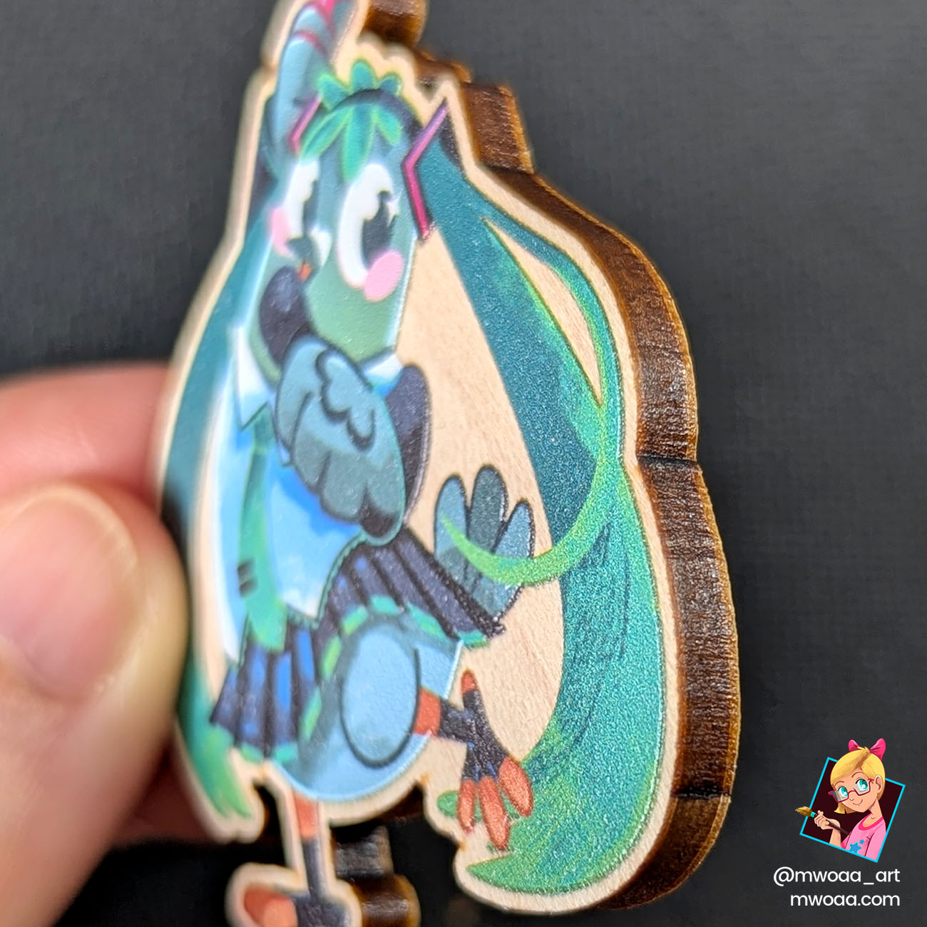 Geek Pigeons, Hatsune pigeon | Pin's ou Magnet en bois - Image 3