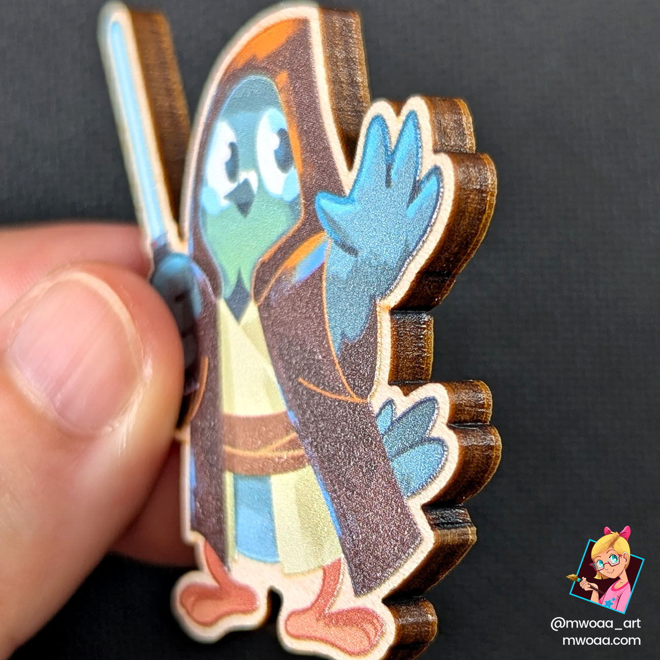 Geek Pigeons, Maître pigeon | Pin's ou Magnet en bois - Image 3