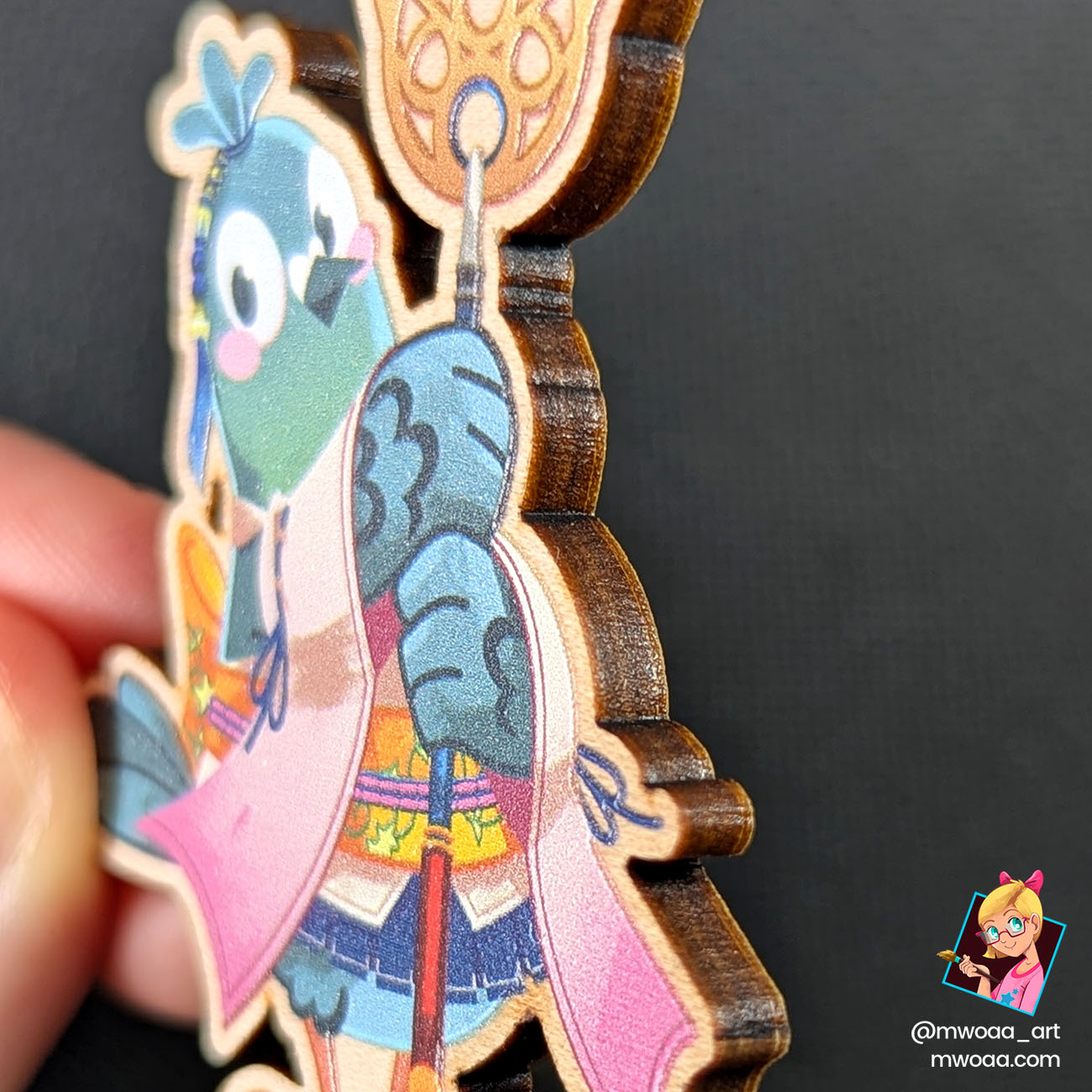 Geek Pigeons, Pigeon Yuna | Pin's ou Magnet en bois - Image 3