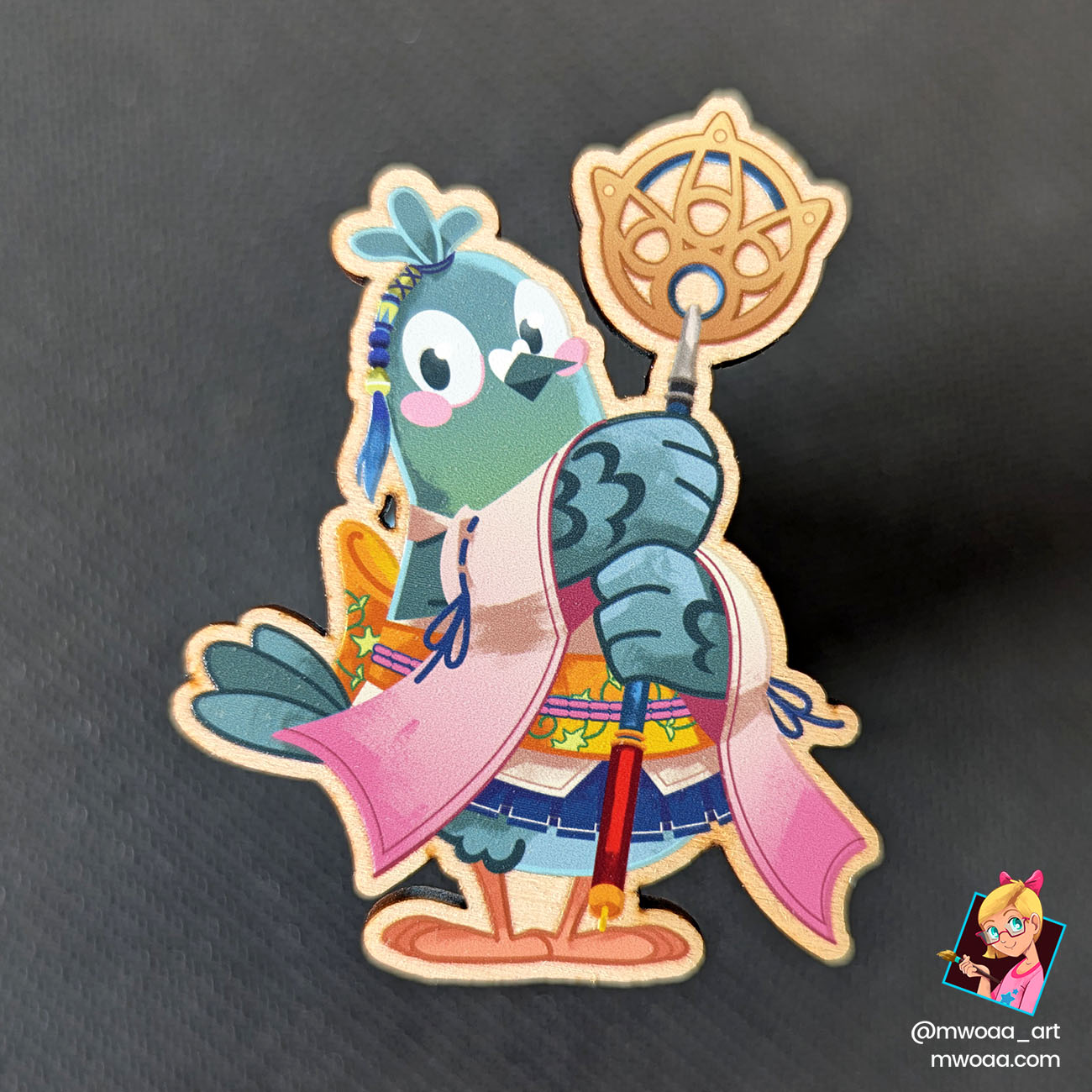 Geek Pigeons, Pigeon Yuna | Pin's ou Magnet en bois - Image 2